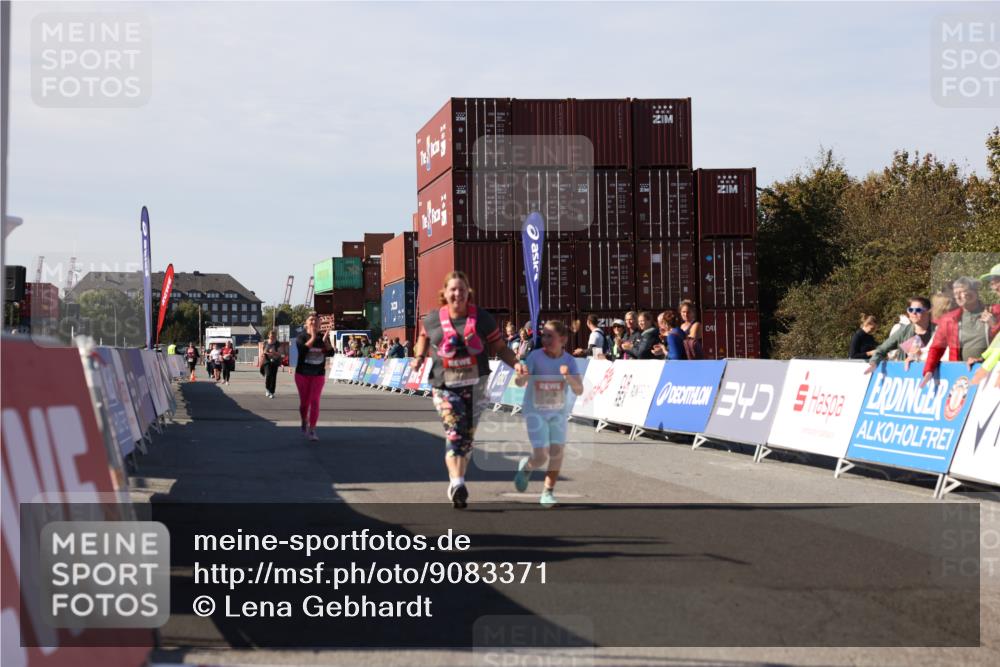 03.10.2025 - Köhlbrandbrückenlauf Lena Gebhardt http://msf.ph/oto/9083371 03.10.2025 13:50:13 Ziel 5611, 5612 meine-sportfotos.de