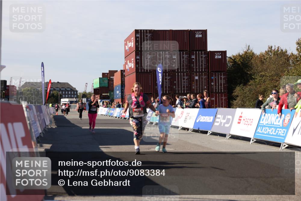 03.10.2025 - Köhlbrandbrückenlauf Lena Gebhardt http://msf.ph/oto/9083384 03.10.2025 13:50:14 Ziel 5225, 5611, 5612 meine-sportfotos.de