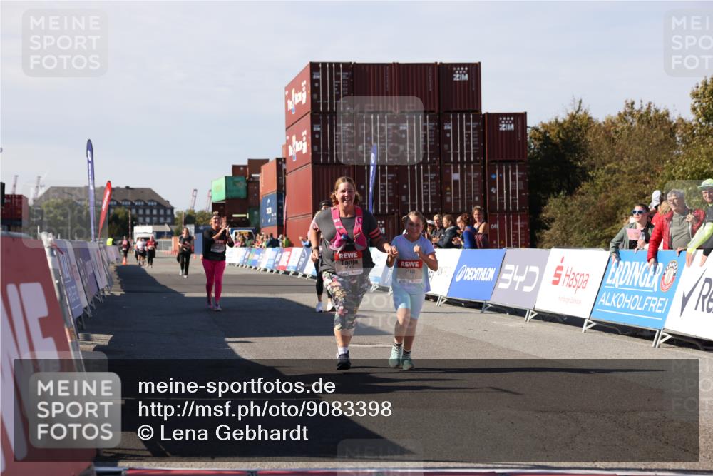 03.10.2025 - Köhlbrandbrückenlauf Lena Gebhardt http://msf.ph/oto/9083398 03.10.2025 13:50:14 Ziel 5225, 5611, 5612 meine-sportfotos.de