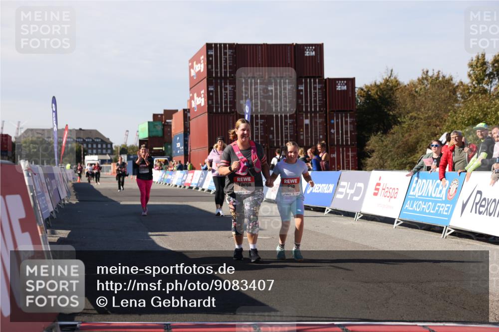 03.10.2025 - Köhlbrandbrückenlauf Lena Gebhardt http://msf.ph/oto/9083407 03.10.2025 13:50:14 Ziel 5225, 5611, 5612 meine-sportfotos.de