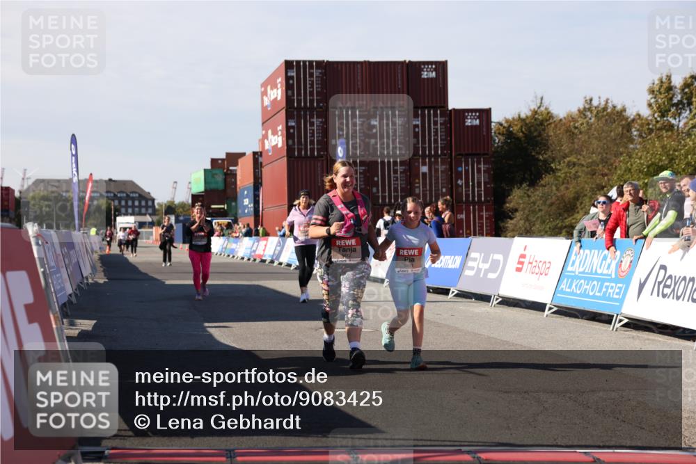 03.10.2025 - Köhlbrandbrückenlauf Lena Gebhardt http://msf.ph/oto/9083425 03.10.2025 13:50:15 Ziel 5225, 5547, 5611, 5612 meine-sportfotos.de
