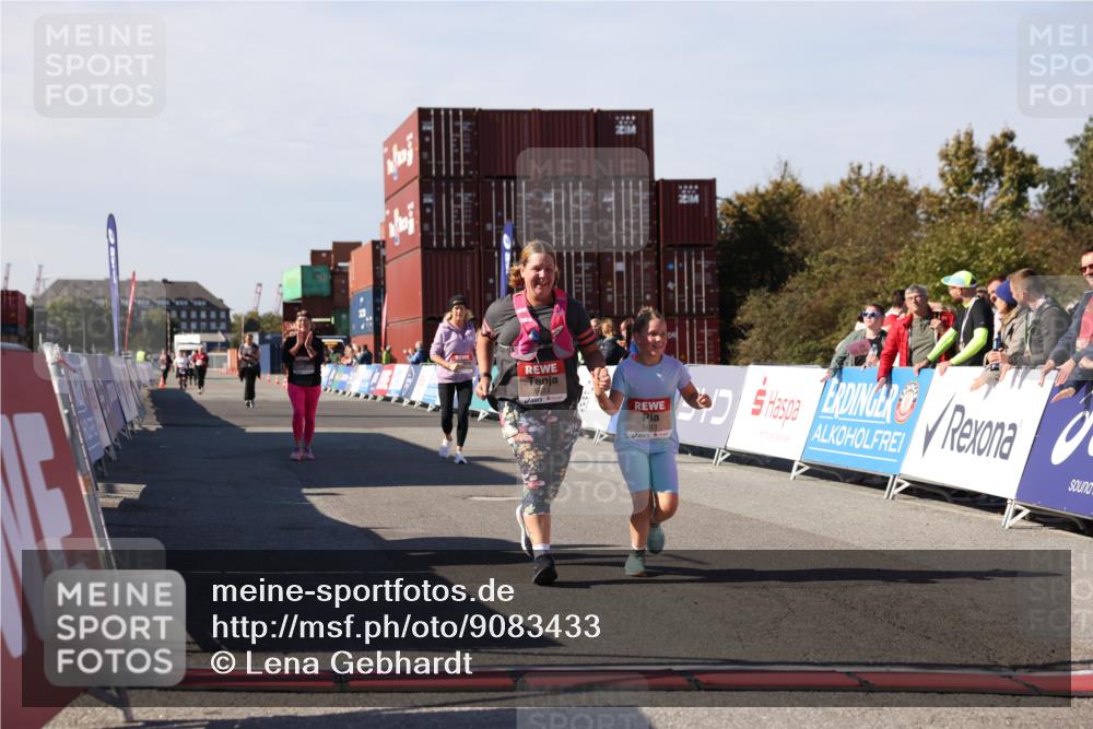 03.10.2025 - Köhlbrandbrückenlauf Lena Gebhardt http://msf.ph/oto/9083433 03.10.2025 13:50:15 Ziel 5225, 5547, 5611, 5612 meine-sportfotos.de