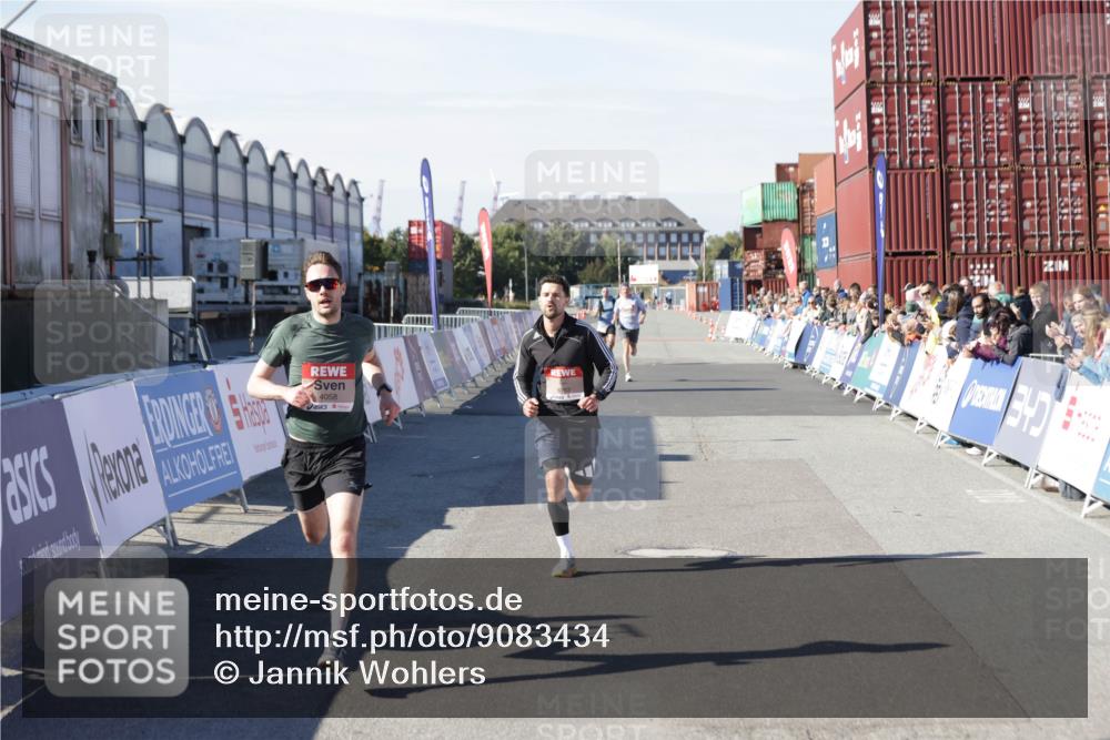 03.10.2025 - Köhlbrandbrückenlauf Jannik Wohlers http://msf.ph/oto/9083434 03.10.2025 12:51:36 Ziel 4058, 6458, 6793 meine-sportfotos.de