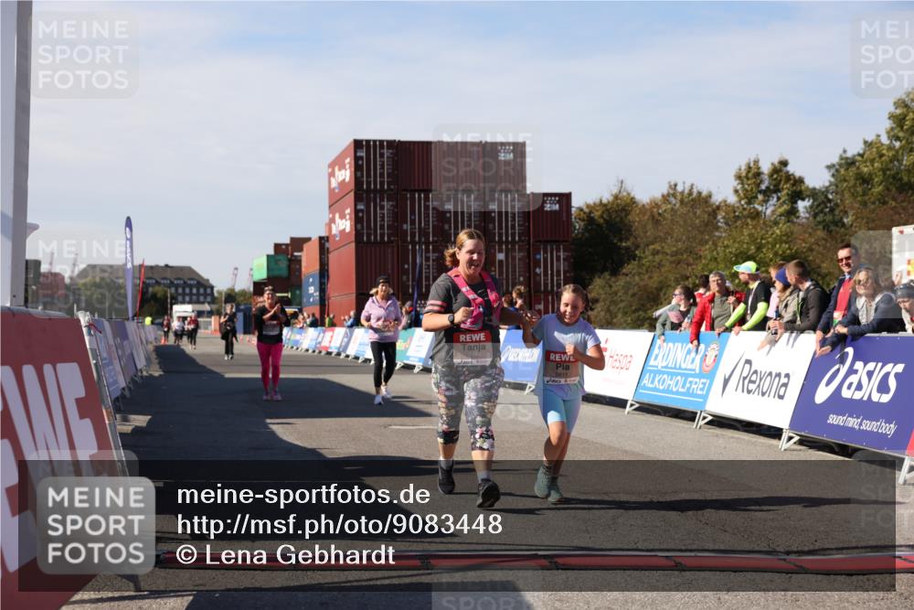 03.10.2025 - Köhlbrandbrückenlauf Lena Gebhardt http://msf.ph/oto/9083448 03.10.2025 13:50:15 Ziel 5225, 5547, 5611, 5612 meine-sportfotos.de