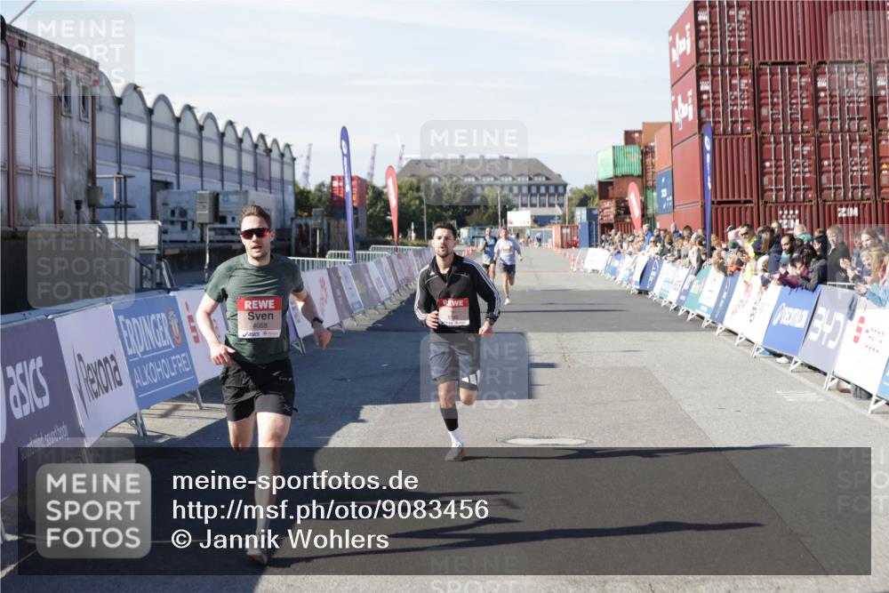 03.10.2025 - Köhlbrandbrückenlauf Jannik Wohlers http://msf.ph/oto/9083456 03.10.2025 12:51:36 Ziel 4058, 6458, 6793 meine-sportfotos.de