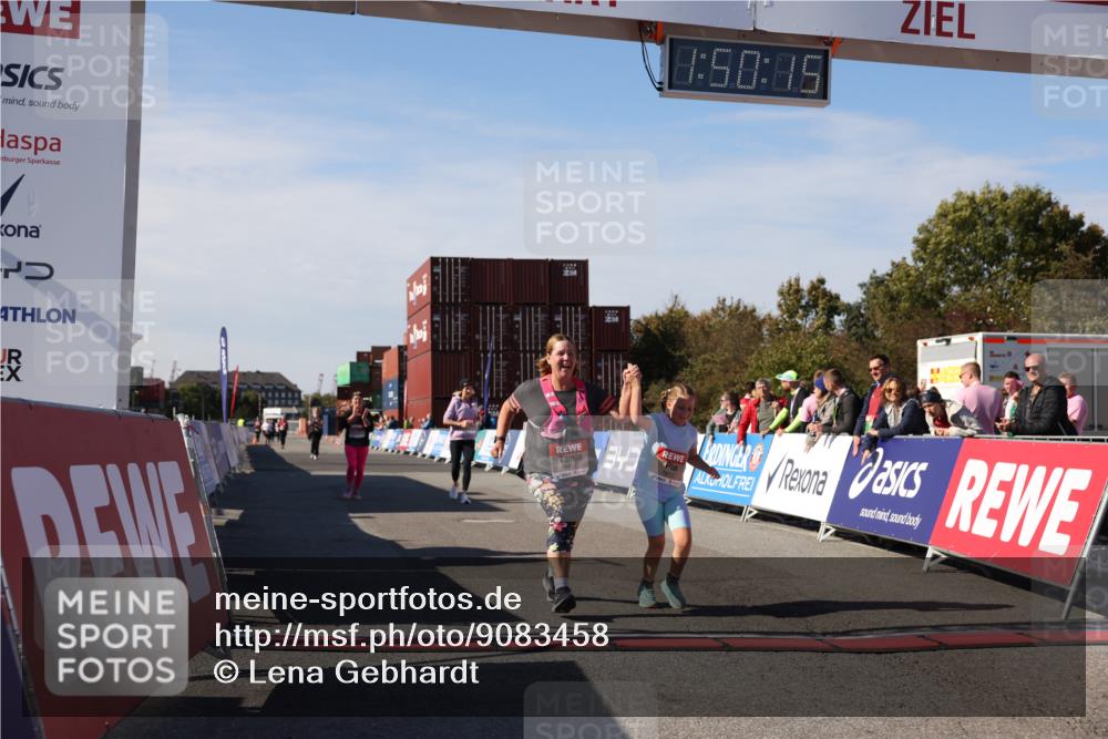 03.10.2025 - Köhlbrandbrückenlauf Lena Gebhardt http://msf.ph/oto/9083458 03.10.2025 13:50:16 Ziel 5225, 5547, 5611, 5612 meine-sportfotos.de