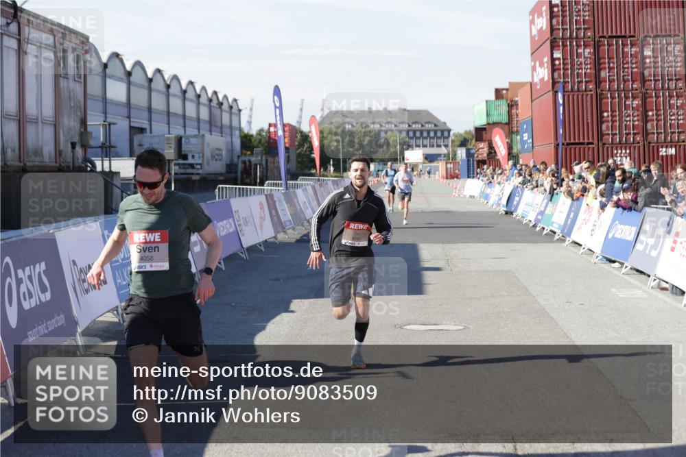 03.10.2025 - Köhlbrandbrückenlauf Jannik Wohlers http://msf.ph/oto/9083509 03.10.2025 12:51:36 Ziel 4058, 6458, 6793 meine-sportfotos.de