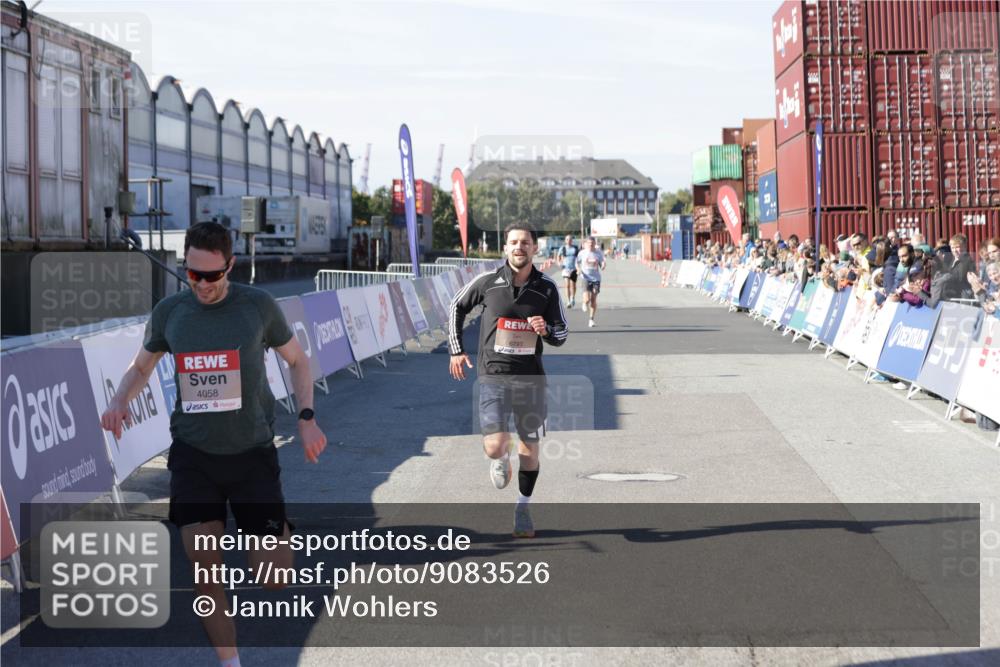 03.10.2025 - Köhlbrandbrückenlauf Jannik Wohlers http://msf.ph/oto/9083526 03.10.2025 12:51:36 Ziel 4058, 6458, 6793 meine-sportfotos.de
