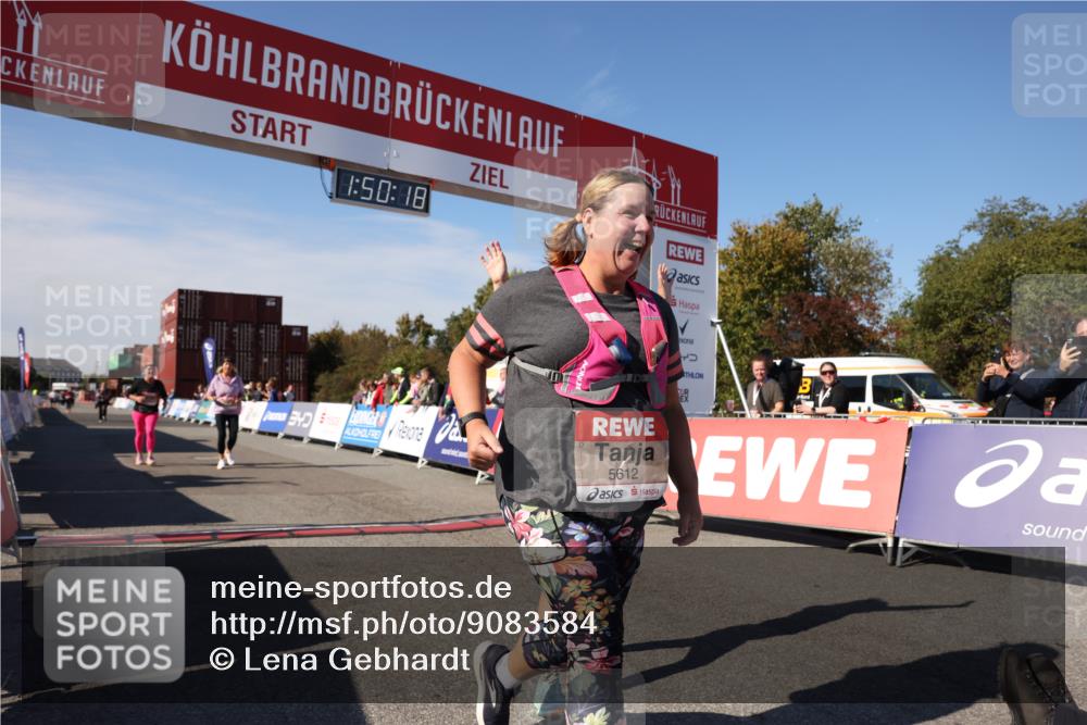 03.10.2025 - Köhlbrandbrückenlauf Lena Gebhardt http://msf.ph/oto/9083584 03.10.2025 13:50:18 Ziel 5225, 5547, 5611, 5612 meine-sportfotos.de