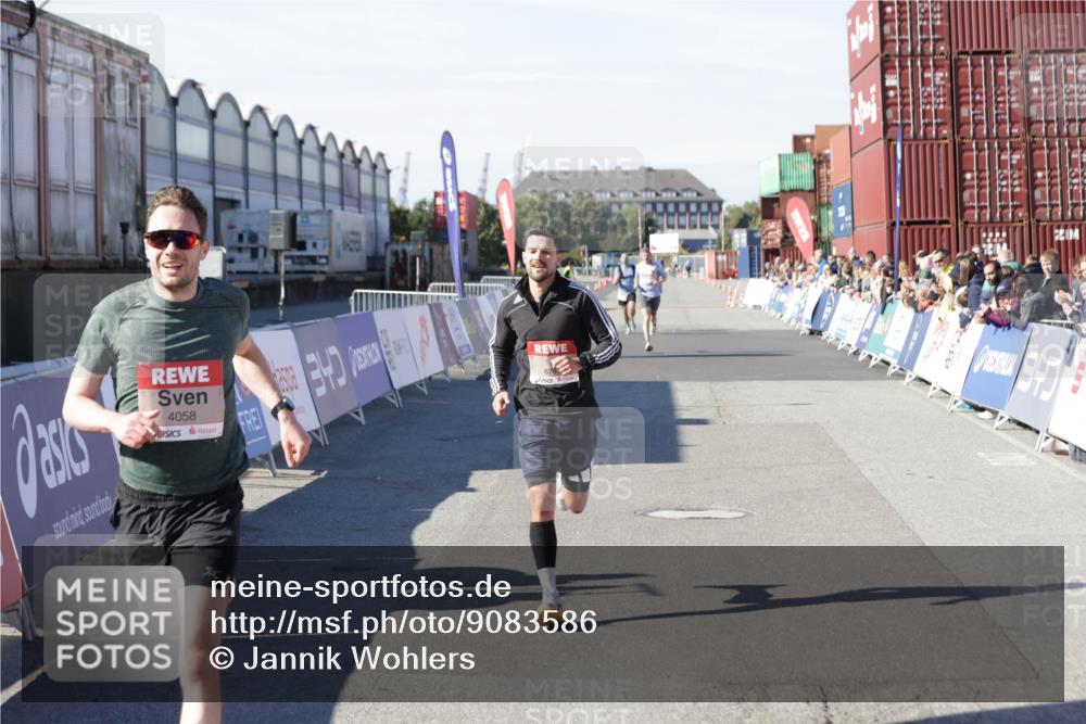03.10.2025 - Köhlbrandbrückenlauf Jannik Wohlers http://msf.ph/oto/9083586 03.10.2025 12:51:37 Ziel 4058, 6458, 6793 meine-sportfotos.de