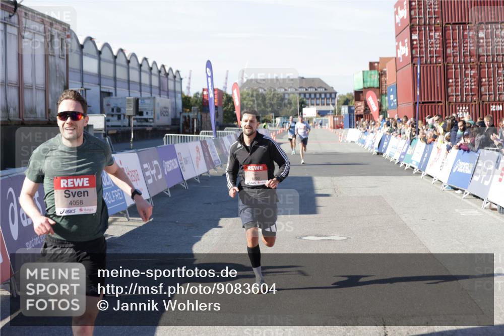 03.10.2025 - Köhlbrandbrückenlauf Jannik Wohlers http://msf.ph/oto/9083604 03.10.2025 12:51:37 Ziel 4058, 6458, 6793 meine-sportfotos.de