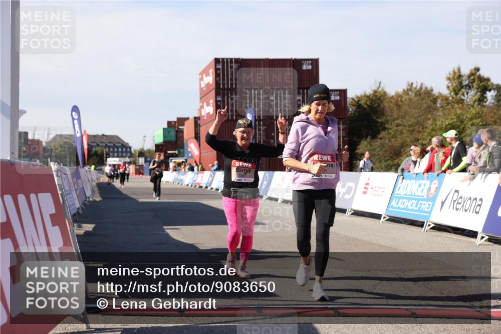 03.10.2025 - Köhlbrandbrückenlauf Lena Gebhardt http://msf.ph/oto/9083650 03.10.2025 13:50:21 Ziel 5225, 5547, 5611, 5612 meine-sportfotos.de