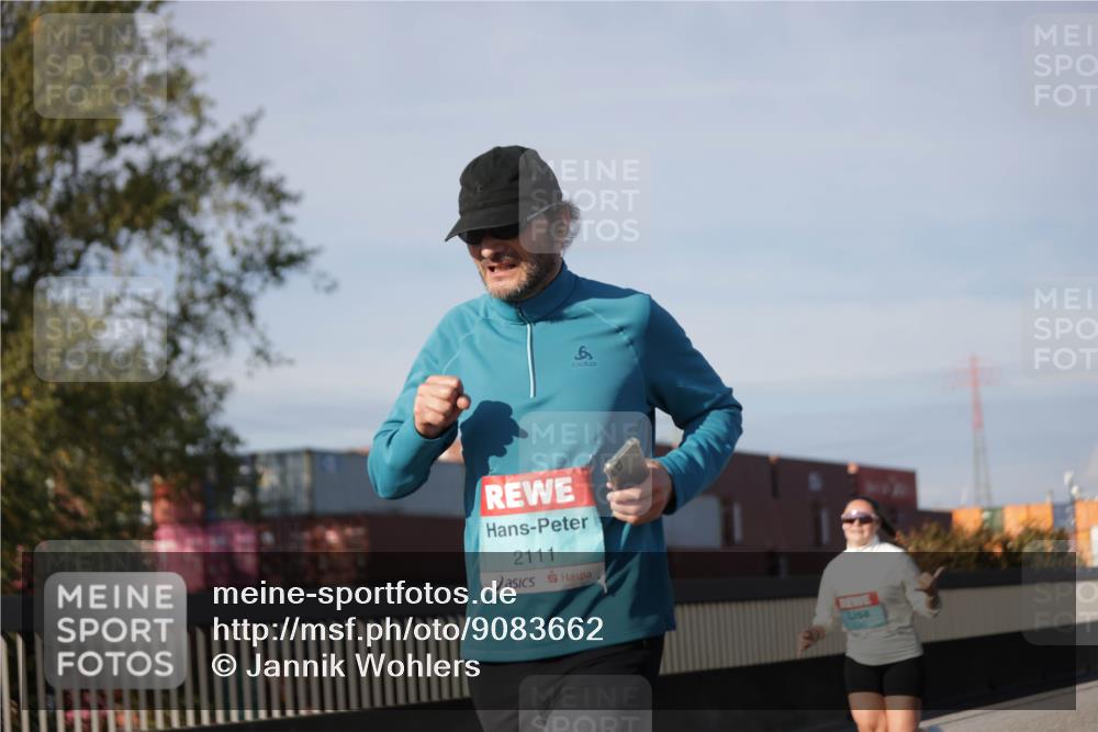 03.10.2025 - Köhlbrandbrückenlauf Jannik Wohlers http://msf.ph/oto/9083662 03.10.2025 10:06:21 Position 3 2111, 6 meine-sportfotos.de
