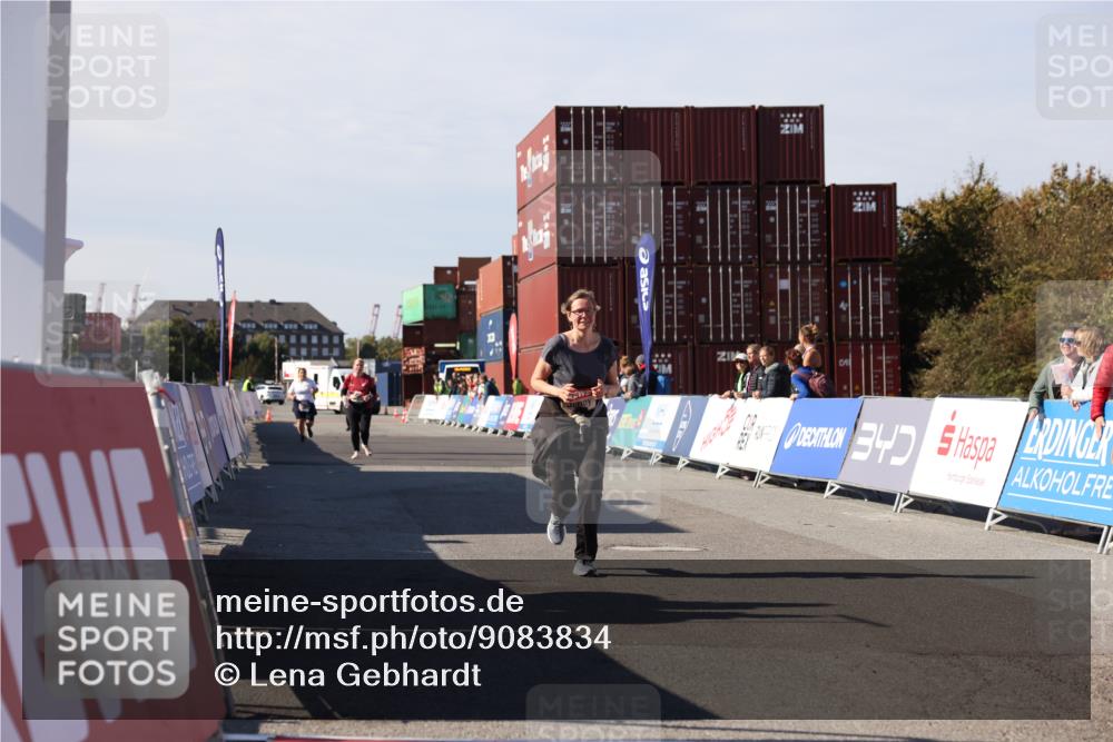 03.10.2025 - Köhlbrandbrückenlauf Lena Gebhardt http://msf.ph/oto/9083834 03.10.2025 13:50:28 Ziel 5225, 5294, 5547 meine-sportfotos.de