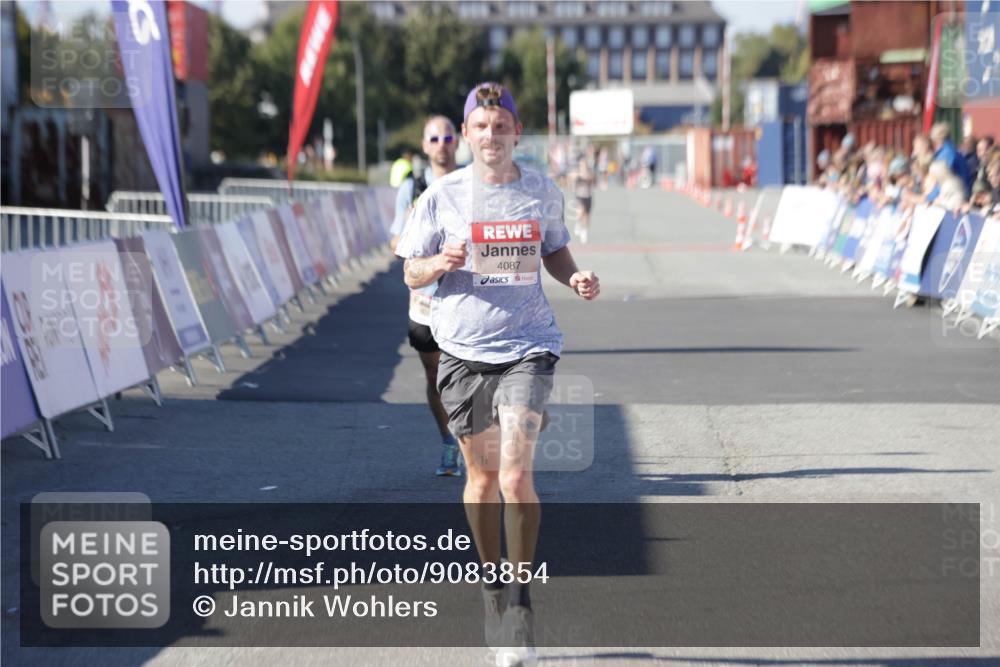 03.10.2025 - Köhlbrandbrückenlauf Jannik Wohlers http://msf.ph/oto/9083854 03.10.2025 12:51:43 Ziel 4017, 4058, 4087, 6793 meine-sportfotos.de