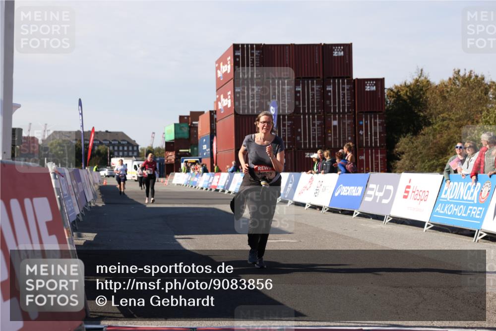 03.10.2025 - Köhlbrandbrückenlauf Lena Gebhardt http://msf.ph/oto/9083856 03.10.2025 13:50:28 Ziel 5225, 5294, 5547 meine-sportfotos.de