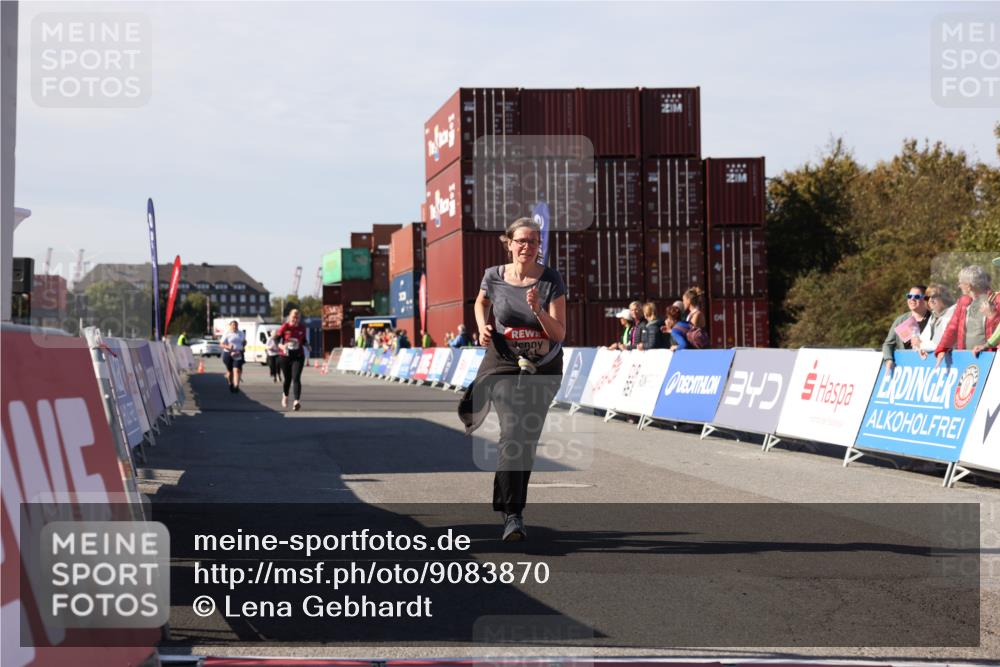 03.10.2025 - Köhlbrandbrückenlauf Lena Gebhardt http://msf.ph/oto/9083870 03.10.2025 13:50:28 Ziel 5225, 5294, 5547 meine-sportfotos.de