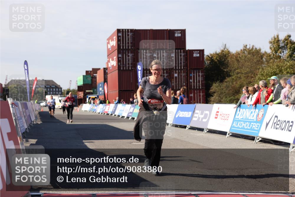 03.10.2025 - Köhlbrandbrückenlauf Lena Gebhardt http://msf.ph/oto/9083880 03.10.2025 13:50:29 Ziel 5225, 5294, 5547 meine-sportfotos.de