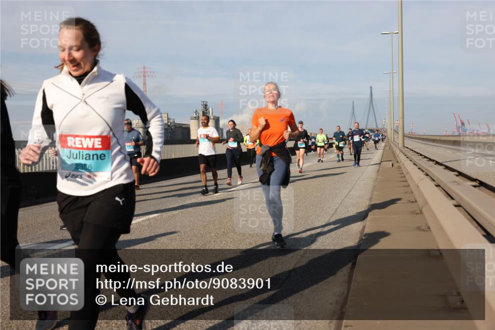 03.10.2025 - Köhlbrandbrückenlauf Lena Gebhardt http://msf.ph/oto/9083901 03.10.2025 10:05:06 Position 2 2356 meine-sportfotos.de