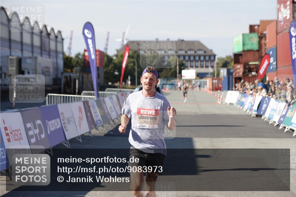 03.10.2025 - Köhlbrandbrückenlauf Jannik Wohlers http://msf.ph/oto/9083973 03.10.2025 12:51:44 Ziel 4017, 4058, 4087, 6793 meine-sportfotos.de