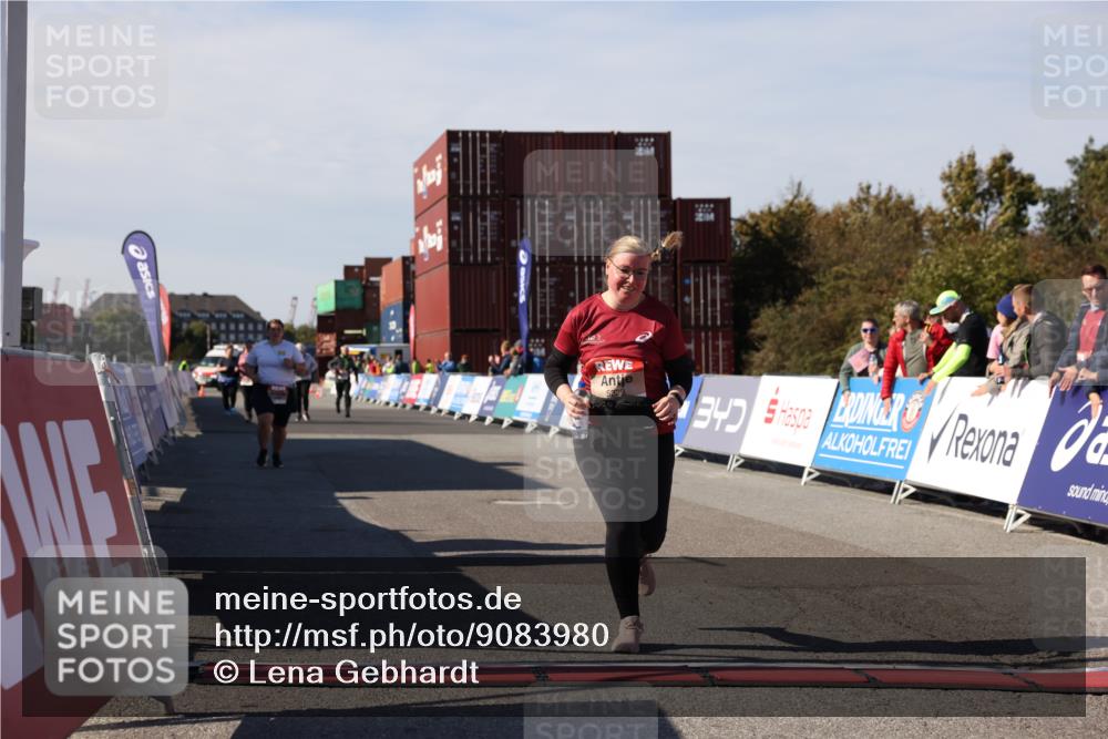 03.10.2025 - Köhlbrandbrückenlauf Lena Gebhardt http://msf.ph/oto/9083980 03.10.2025 13:50:38 Ziel 5294, 5323, 5608 meine-sportfotos.de
