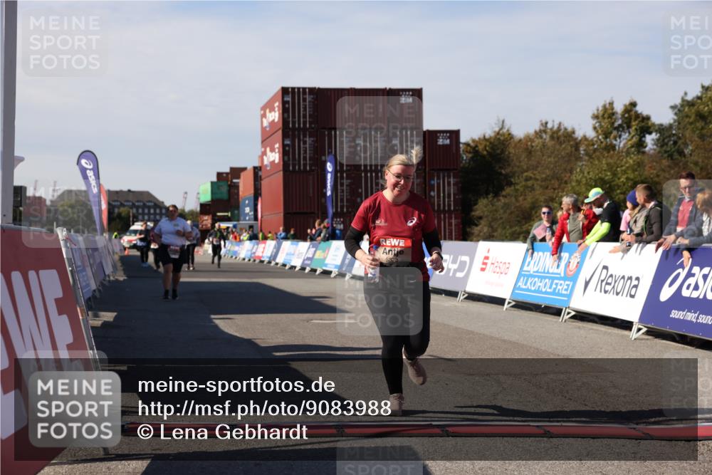 03.10.2025 - Köhlbrandbrückenlauf Lena Gebhardt http://msf.ph/oto/9083988 03.10.2025 13:50:38 Ziel 5294, 5323, 5608 meine-sportfotos.de