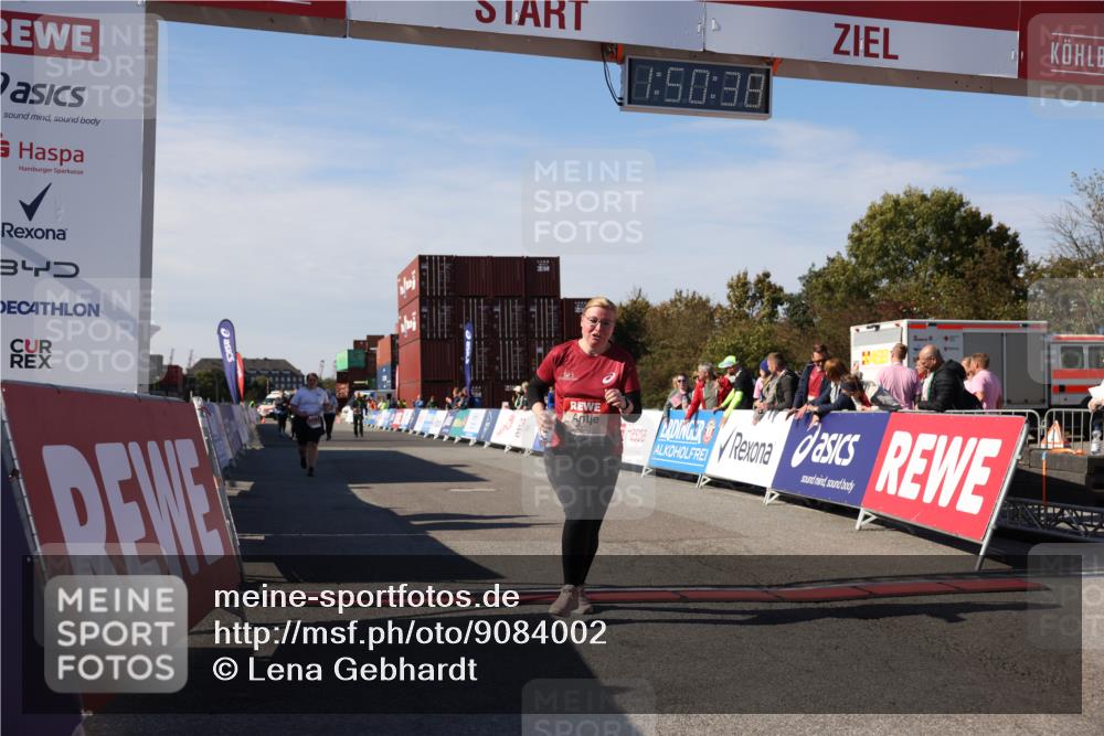03.10.2025 - Köhlbrandbrückenlauf Lena Gebhardt http://msf.ph/oto/9084002 03.10.2025 13:50:38 Ziel 5294, 5323, 5608 meine-sportfotos.de