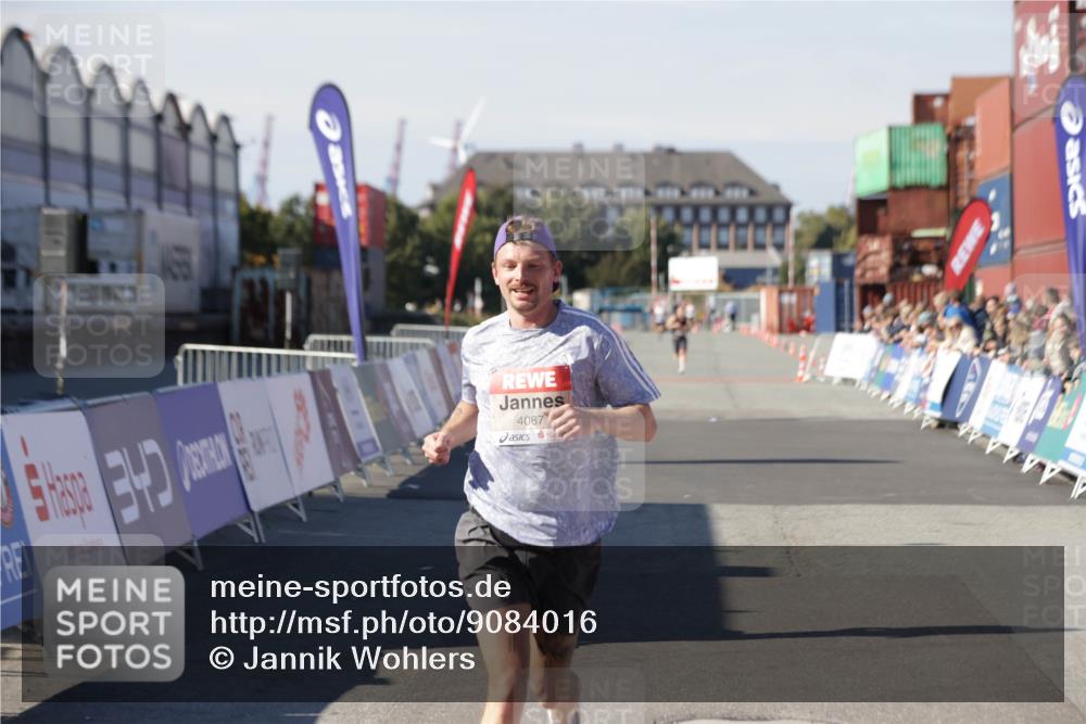 03.10.2025 - Köhlbrandbrückenlauf Jannik Wohlers http://msf.ph/oto/9084016 03.10.2025 12:51:44 Ziel 4017, 4058, 4087, 6793 meine-sportfotos.de