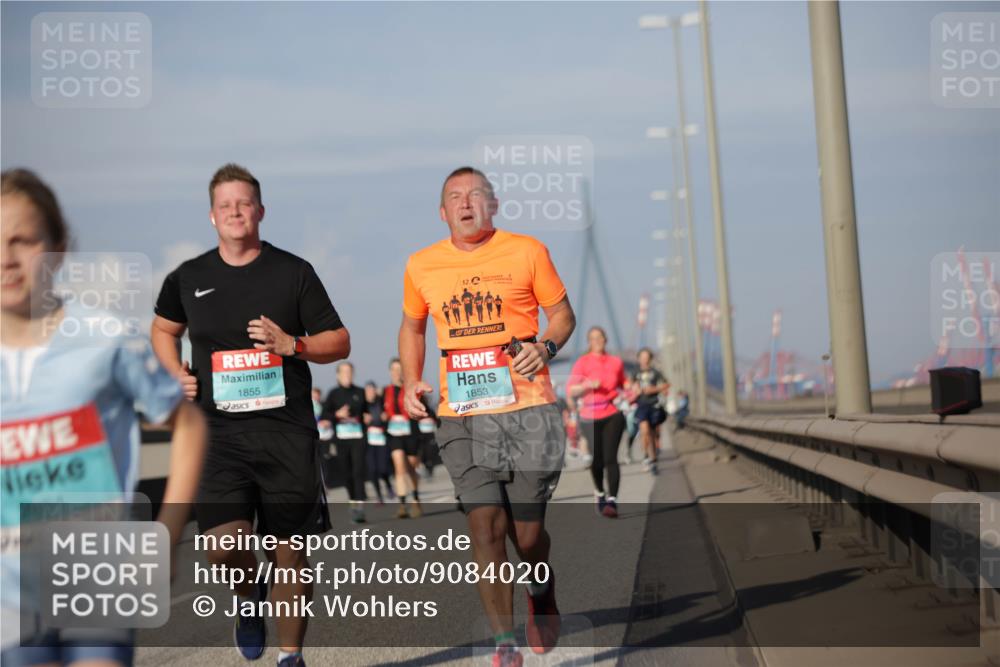 03.10.2025 - Köhlbrandbrückenlauf Jannik Wohlers http://msf.ph/oto/9084020 03.10.2025 10:06:32 Position 3 2001, 1855, 1853 meine-sportfotos.de