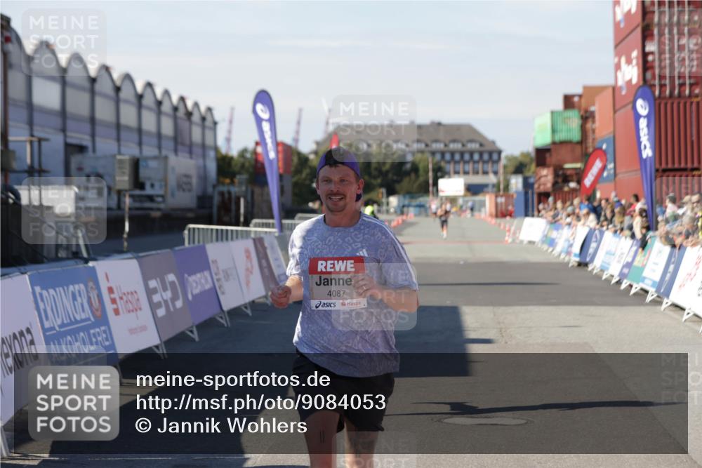 03.10.2025 - Köhlbrandbrückenlauf Jannik Wohlers http://msf.ph/oto/9084053 03.10.2025 12:51:44 Ziel 4017, 4058, 4087, 6793 meine-sportfotos.de