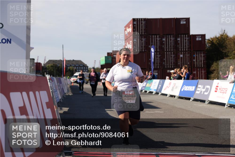 03.10.2025 - Köhlbrandbrückenlauf Lena Gebhardt http://msf.ph/oto/9084061 03.10.2025 13:50:42 Ziel 5323, 5608 meine-sportfotos.de