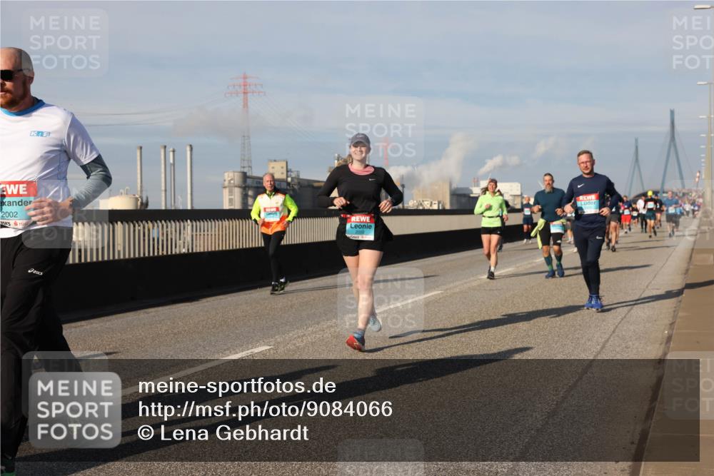 03.10.2025 - Köhlbrandbrückenlauf Lena Gebhardt http://msf.ph/oto/9084066 03.10.2025 10:05:09 Position 2 2002 meine-sportfotos.de
