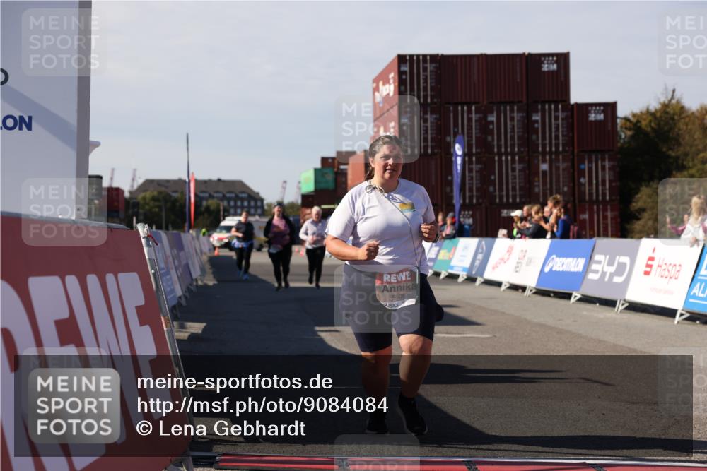 03.10.2025 - Köhlbrandbrückenlauf Lena Gebhardt http://msf.ph/oto/9084084 03.10.2025 13:50:42 Ziel 5323, 5608 meine-sportfotos.de