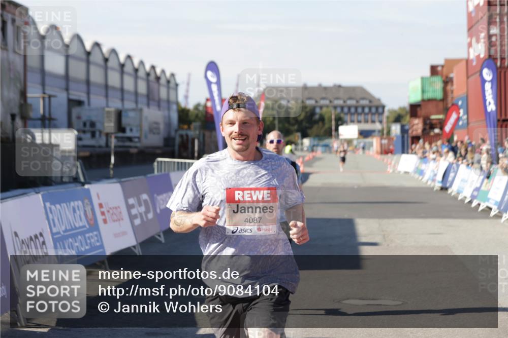 03.10.2025 - Köhlbrandbrückenlauf Jannik Wohlers http://msf.ph/oto/9084104 03.10.2025 12:51:45 Ziel 4017, 4058, 4087, 6793 meine-sportfotos.de