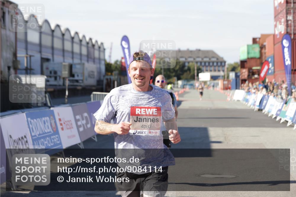 03.10.2025 - Köhlbrandbrückenlauf Jannik Wohlers http://msf.ph/oto/9084114 03.10.2025 12:51:45 Ziel 4017, 4058, 4087, 6793 meine-sportfotos.de