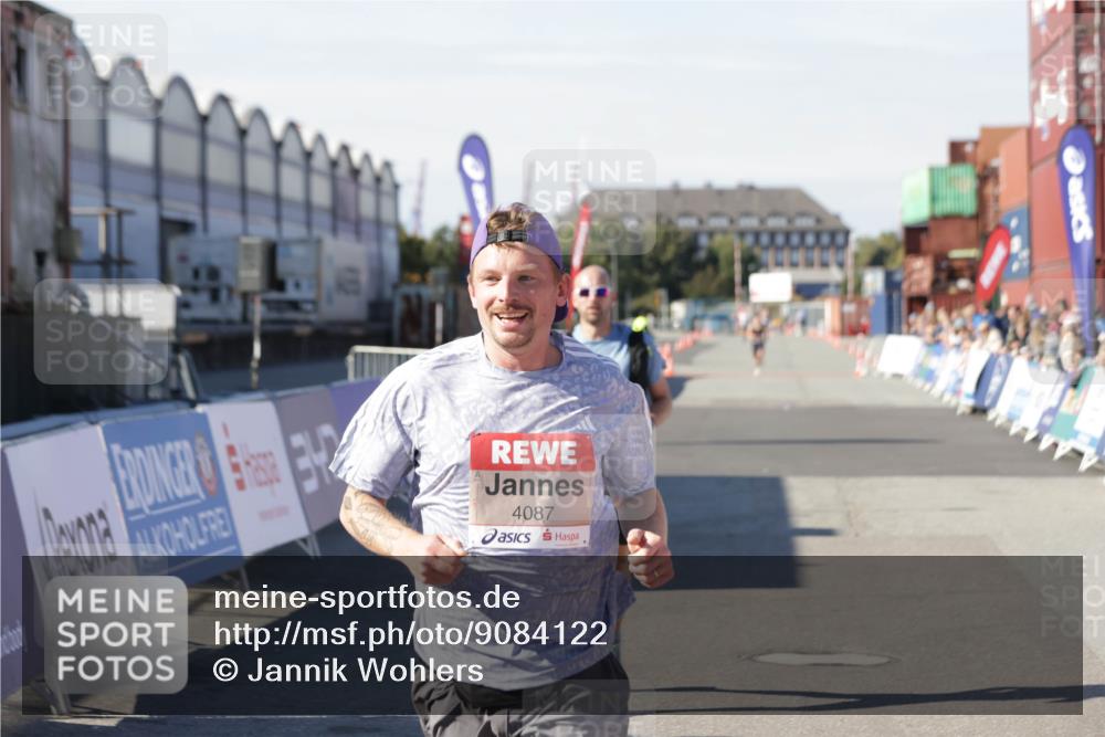 03.10.2025 - Köhlbrandbrückenlauf Jannik Wohlers http://msf.ph/oto/9084122 03.10.2025 12:51:45 Ziel 4017, 4058, 4087, 6793 meine-sportfotos.de