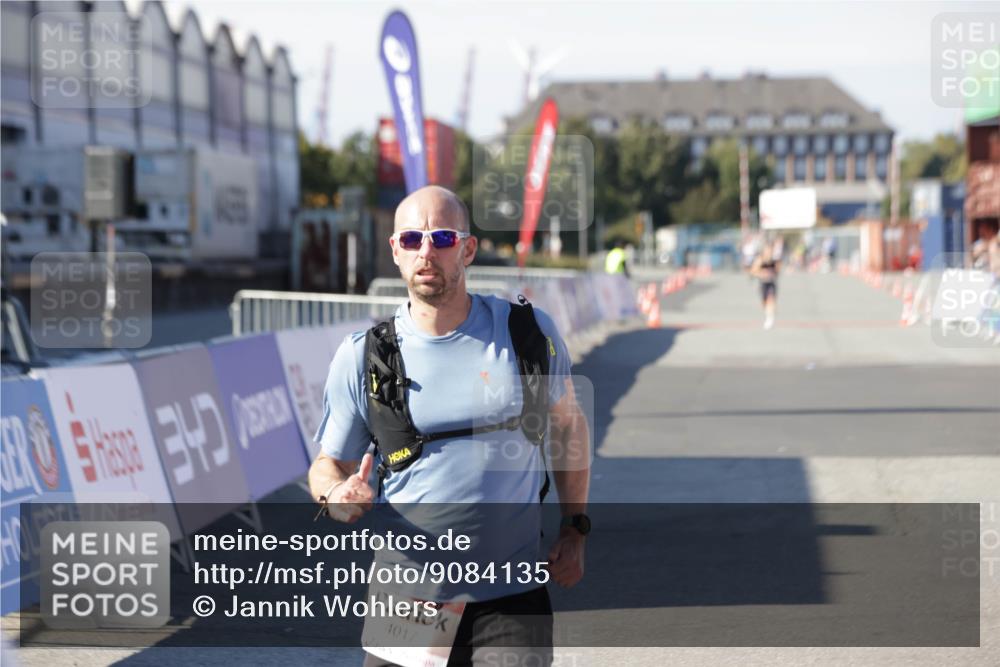 03.10.2025 - Köhlbrandbrückenlauf Jannik Wohlers http://msf.ph/oto/9084135 03.10.2025 12:51:46 Ziel 4017, 4058, 4087, 6793 meine-sportfotos.de