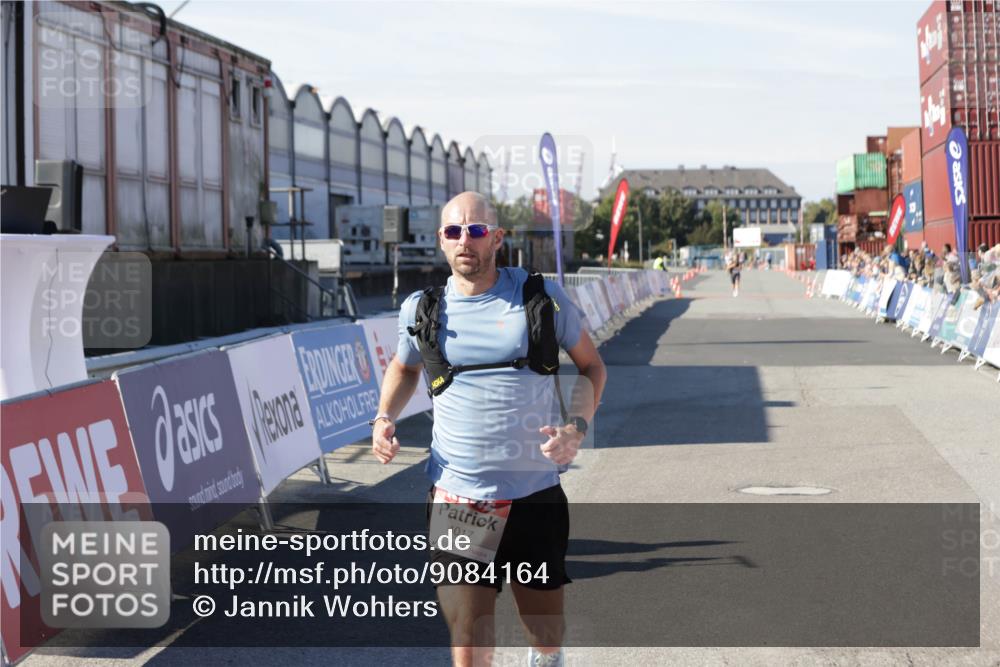 03.10.2025 - Köhlbrandbrückenlauf Jannik Wohlers http://msf.ph/oto/9084164 03.10.2025 12:51:46 Ziel 4017, 4058, 4087, 6793 meine-sportfotos.de