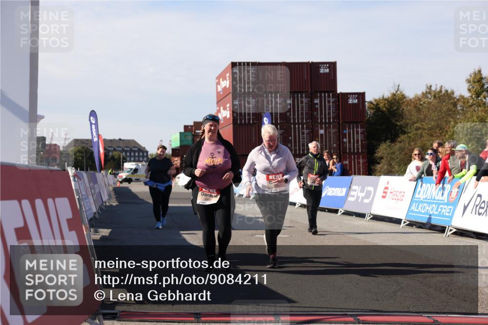 03.10.2025 - Köhlbrandbrückenlauf Lena Gebhardt http://msf.ph/oto/9084211 03.10.2025 13:50:49 Ziel 4851, 5472, 5595, 5608, 5992 meine-sportfotos.de