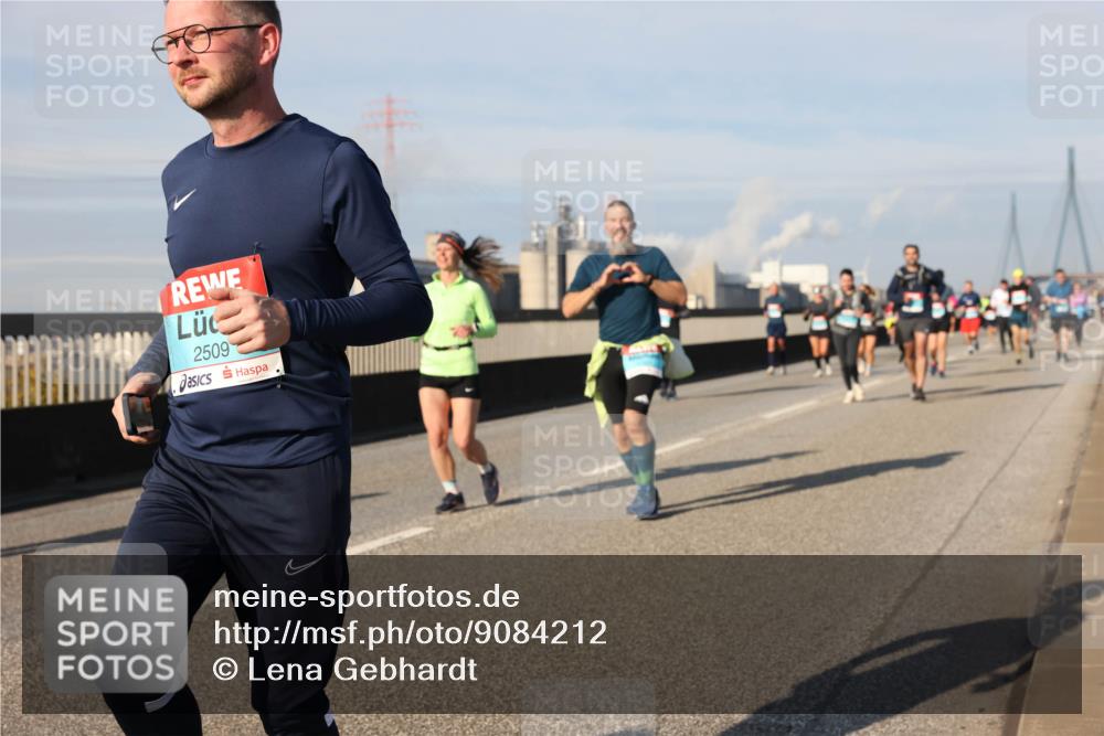 03.10.2025 - Köhlbrandbrückenlauf Lena Gebhardt http://msf.ph/oto/9084212 03.10.2025 10:05:12 Position 2 2509 meine-sportfotos.de