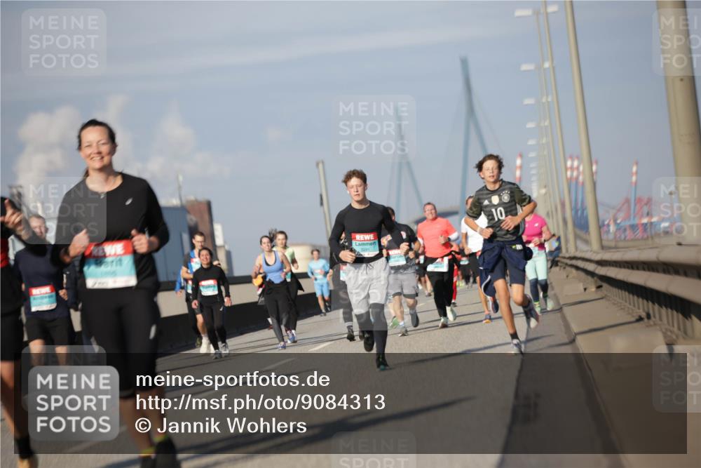 03.10.2025 - Köhlbrandbrückenlauf Jannik Wohlers http://msf.ph/oto/9084313 03.10.2025 10:06:40 Position 3 10, 3291 meine-sportfotos.de