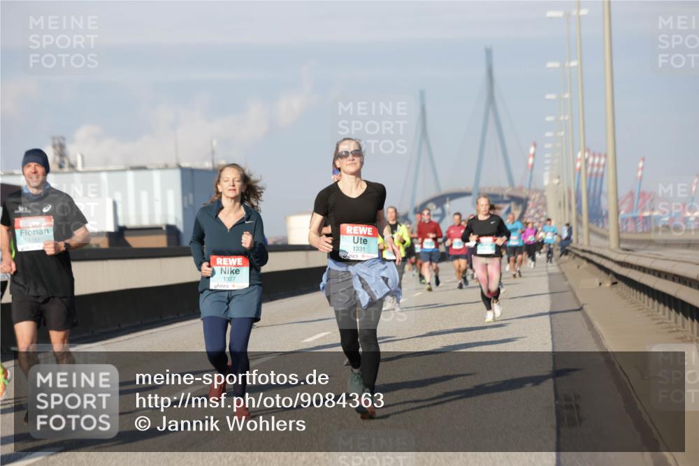 03.10.2025 - Köhlbrandbrückenlauf Jannik Wohlers http://msf.ph/oto/9084363 03.10.2025 09:56:18 Position 3 1181, 1327, 1331 meine-sportfotos.de