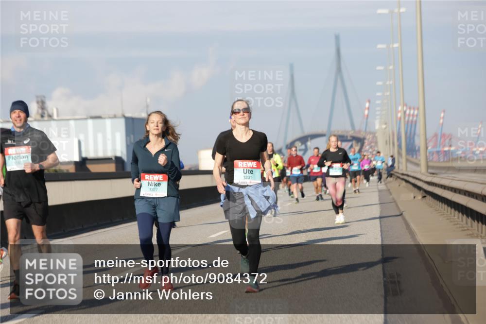 03.10.2025 - Köhlbrandbrückenlauf Jannik Wohlers http://msf.ph/oto/9084372 03.10.2025 09:56:18 Position 3 1181, 1327, 1331 meine-sportfotos.de