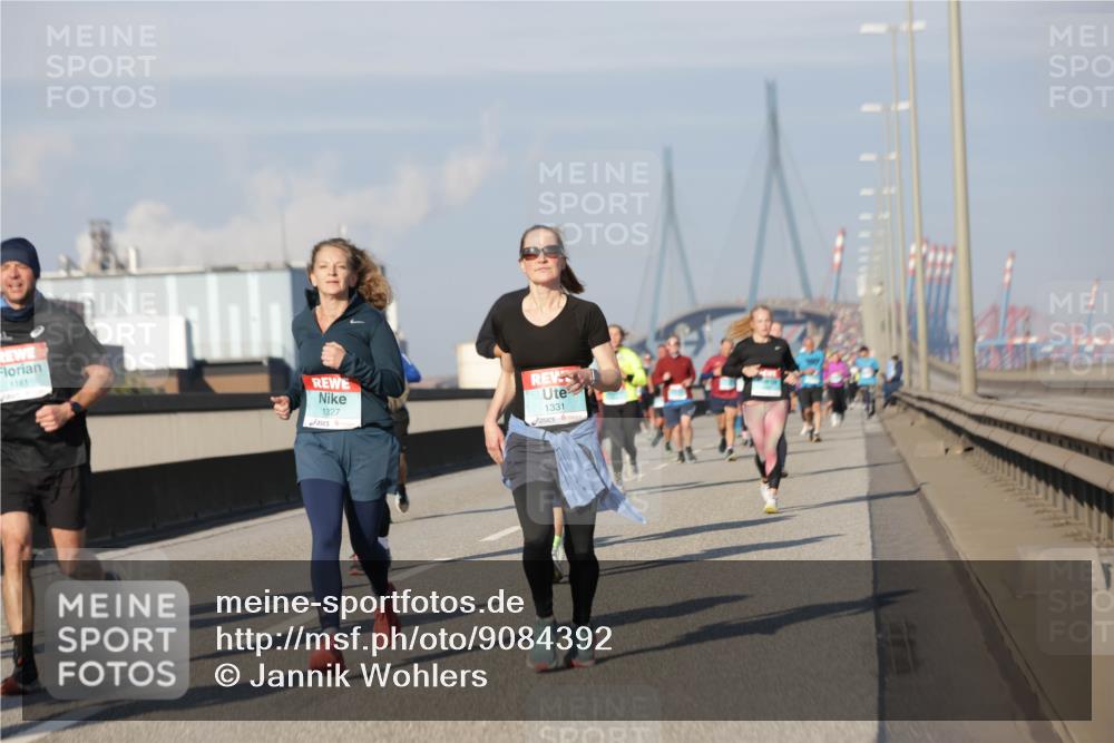 03.10.2025 - Köhlbrandbrückenlauf Jannik Wohlers http://msf.ph/oto/9084392 03.10.2025 09:56:18 Position 3 1181, 1327, 1331 meine-sportfotos.de