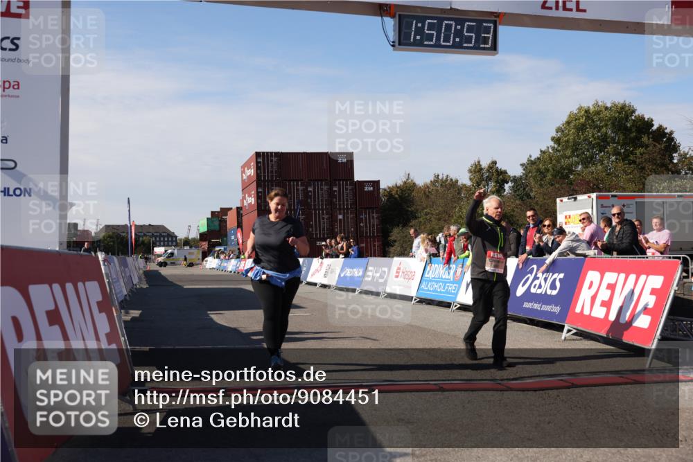 03.10.2025 - Köhlbrandbrückenlauf Lena Gebhardt http://msf.ph/oto/9084451 03.10.2025 13:50:54 Ziel 4851, 5472, 5595, 5992 meine-sportfotos.de