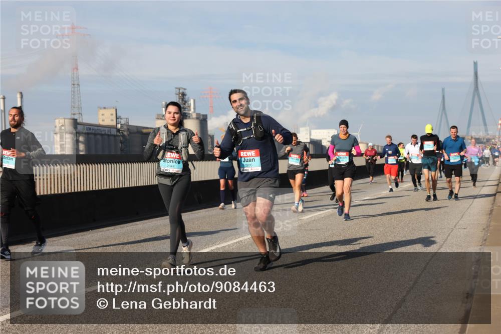 03.10.2025 - Köhlbrandbrückenlauf Lena Gebhardt http://msf.ph/oto/9084463 03.10.2025 10:05:16 Position 2 2779, 2644, 2635 meine-sportfotos.de