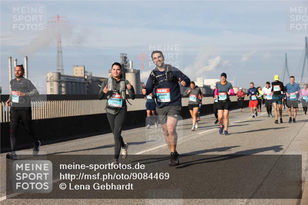 03.10.2025 - Köhlbrandbrückenlauf Lena Gebhardt http://msf.ph/oto/9084469 03.10.2025 10:05:16 Position 2 2779, 2644, 2635 meine-sportfotos.de