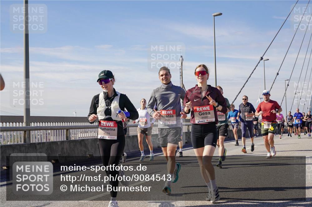 03.10.2025 - Köhlbrandbrückenlauf Michael Burmester http://msf.ph/oto/9084543 03.10.2025 12:42:39 Position 2 4151, 4585, 4490, 4344 meine-sportfotos.de