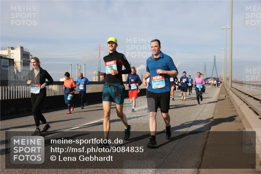 03.10.2025 - Köhlbrandbrückenlauf Lena Gebhardt http://msf.ph/oto/9084835 03.10.2025 10:05:23 Position 2 2284, 153, 2451 meine-sportfotos.de