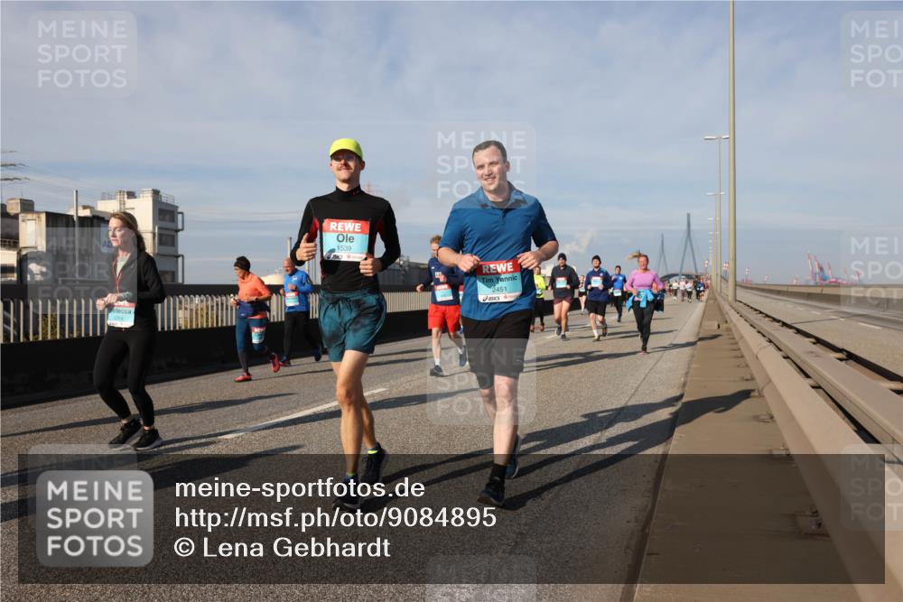 03.10.2025 - Köhlbrandbrückenlauf Lena Gebhardt http://msf.ph/oto/9084895 03.10.2025 10:05:23 Position 2 2284, 1539, 2451 meine-sportfotos.de